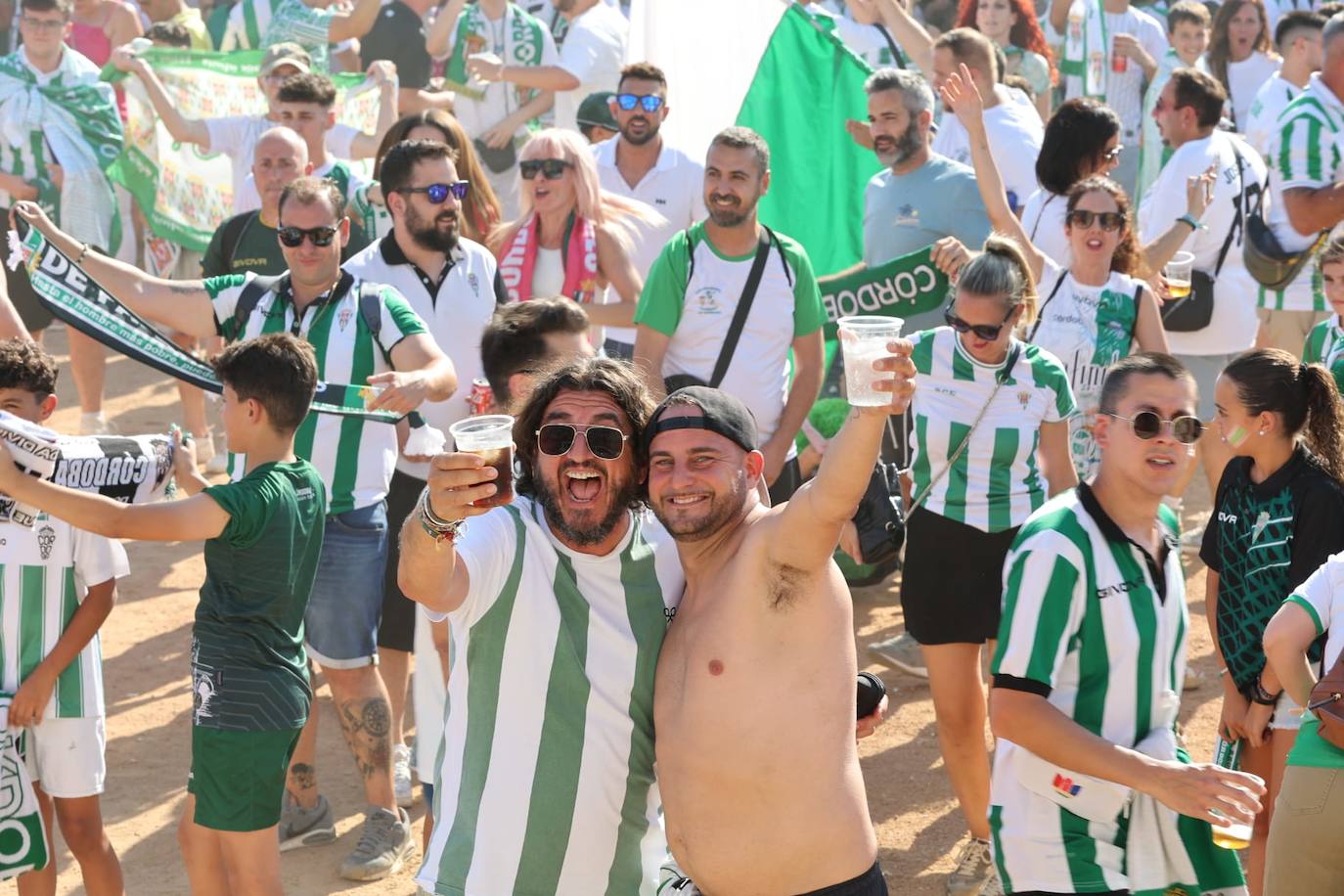 Fotos: el espectacular recibimiento de la afición al Córdoba CF y el ambiente en la Fan Zone