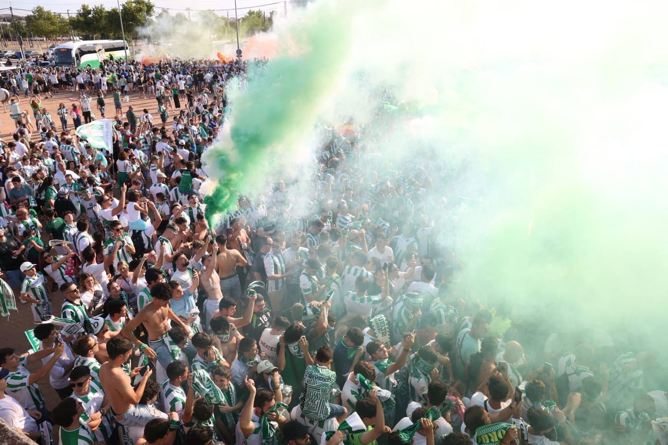 Fotos: el espectacular recibimiento de la afición al Córdoba CF y el ambiente en la Fan Zone