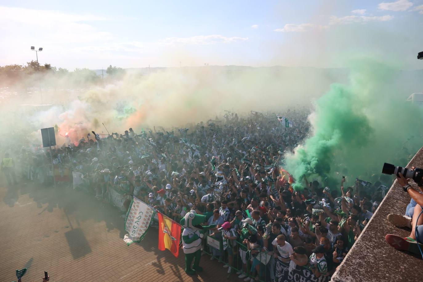 Fotos: el espectacular recibimiento de la afición al Córdoba CF y el ambiente en la Fan Zone