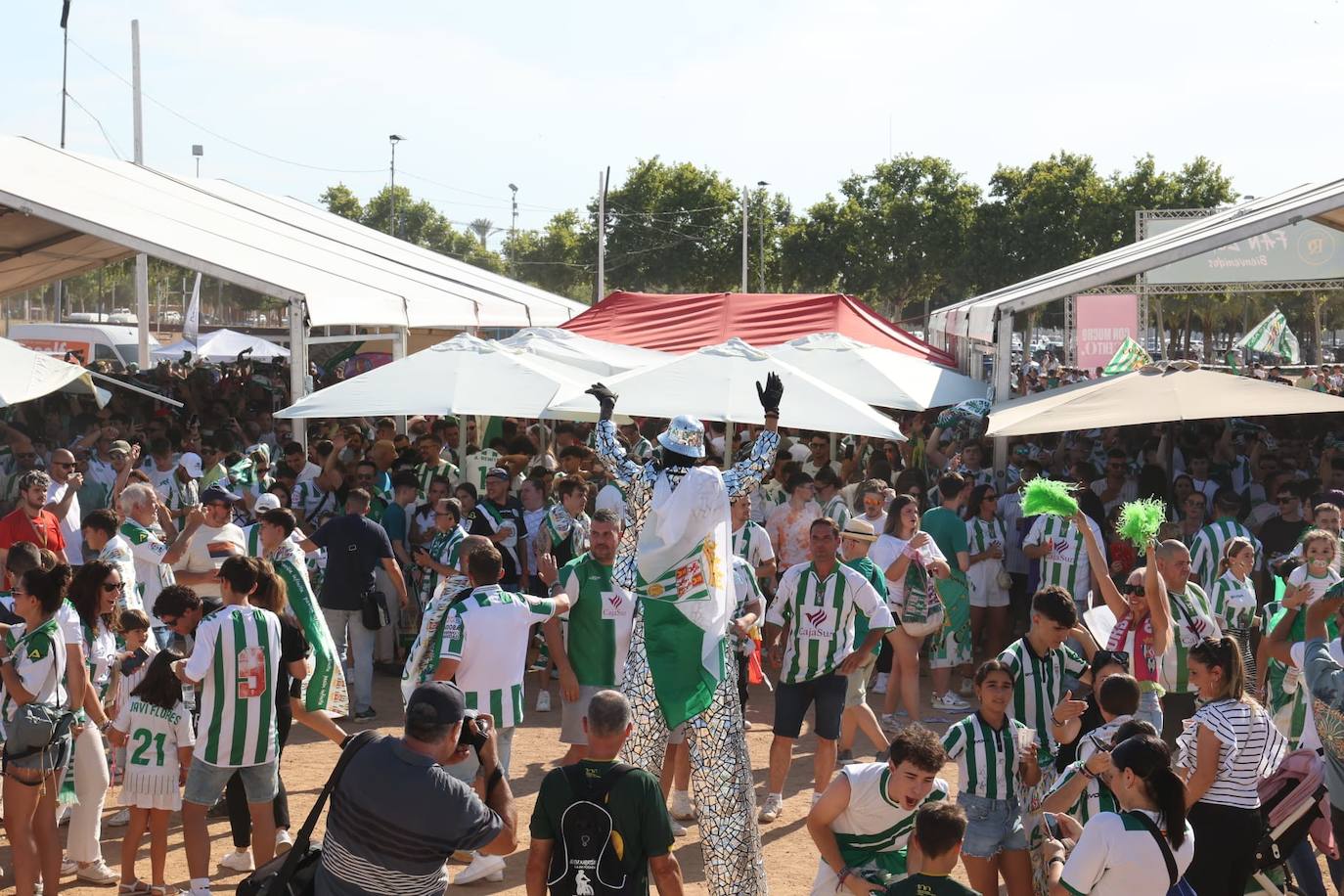 Fotos: el espectacular recibimiento de la afición al Córdoba CF y el ambiente en la Fan Zone