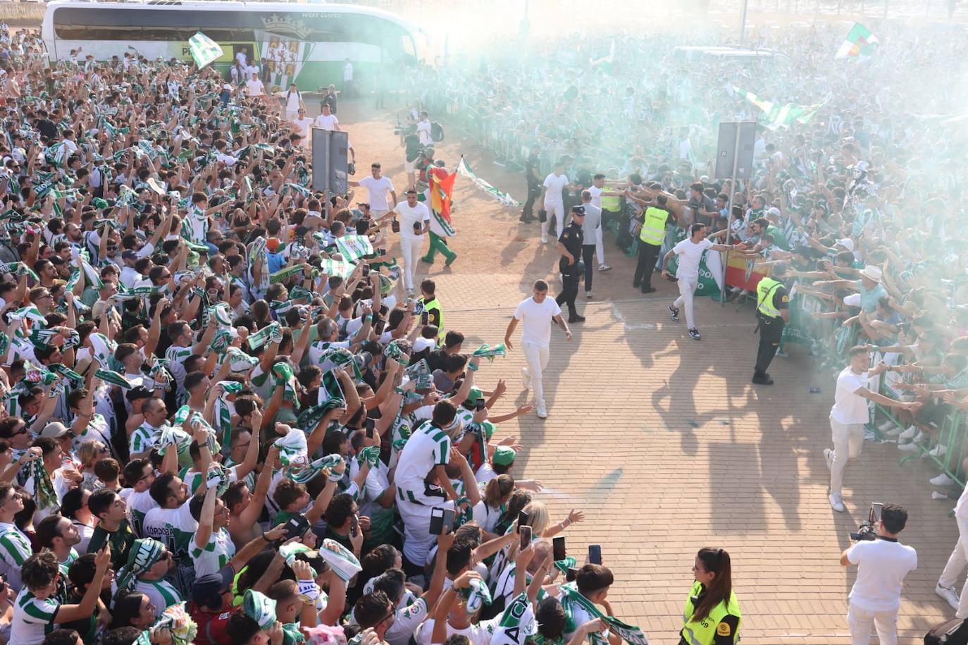 Fotos: el espectacular recibimiento de la afición al Córdoba CF y el ambiente en la Fan Zone