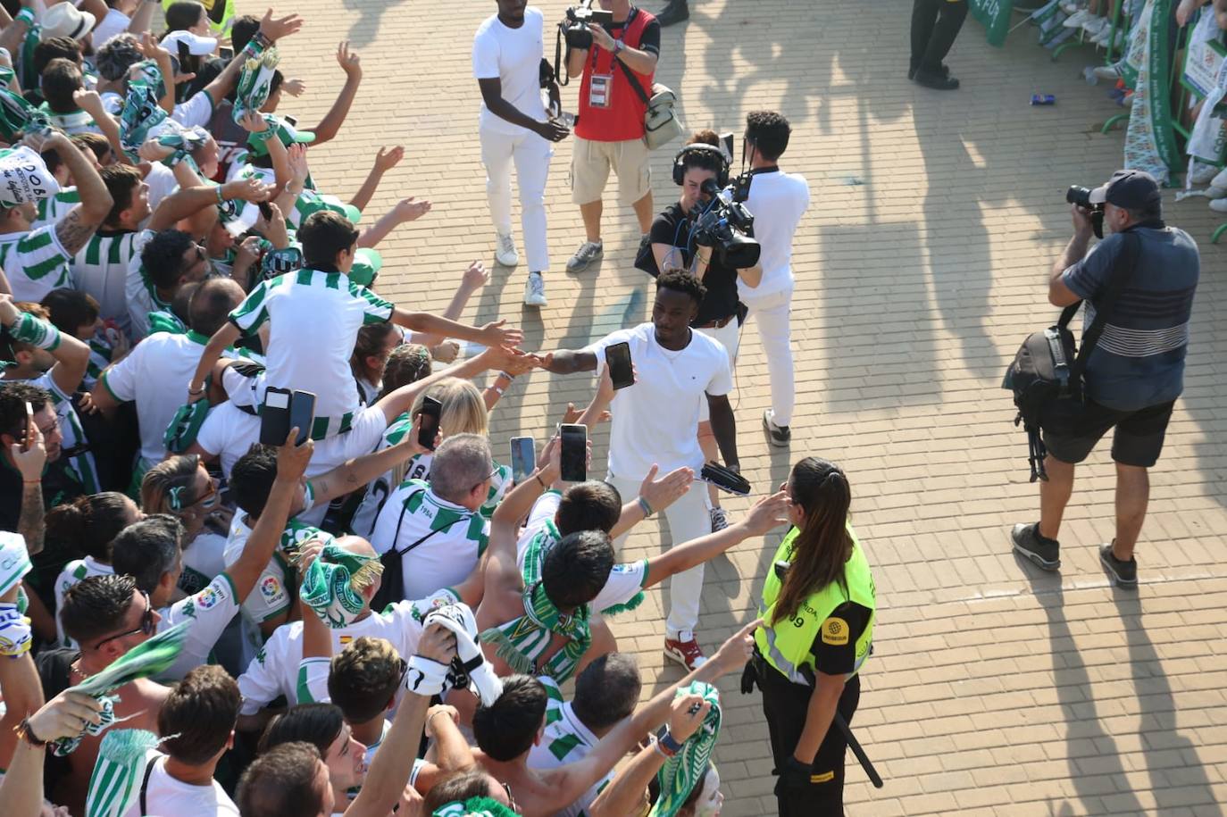 Fotos: el espectacular recibimiento de la afición al Córdoba CF y el ambiente en la Fan Zone