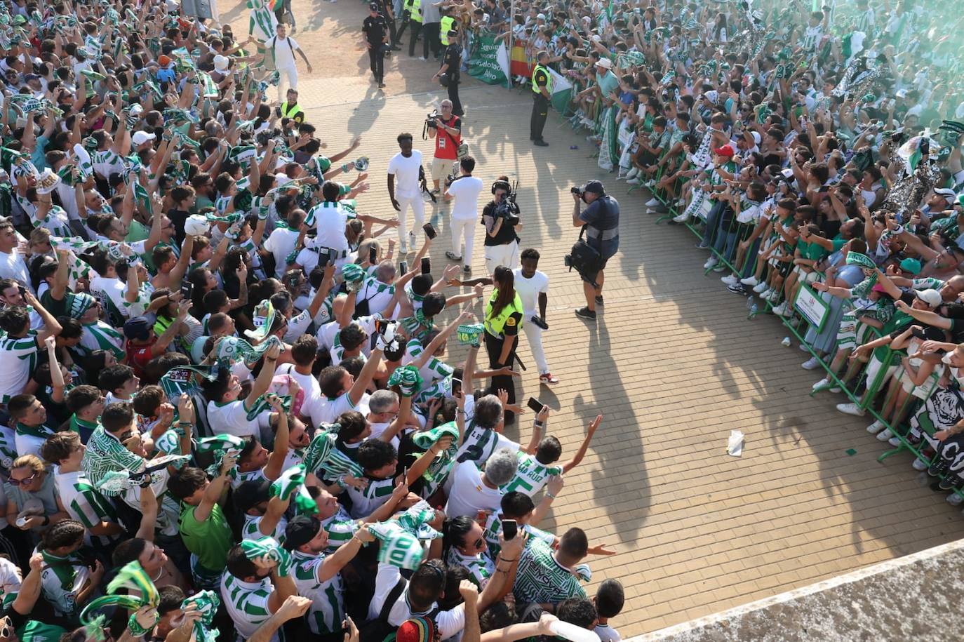 Fotos: el espectacular recibimiento de la afición al Córdoba CF y el ambiente en la Fan Zone