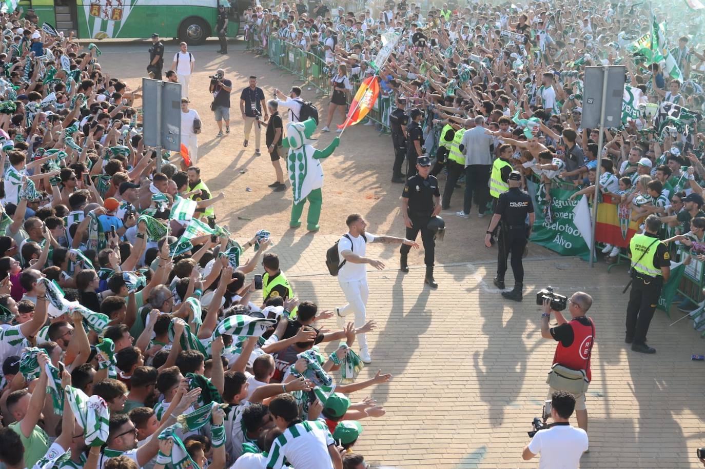 Fotos: el espectacular recibimiento de la afición al Córdoba CF y el ambiente en la Fan Zone