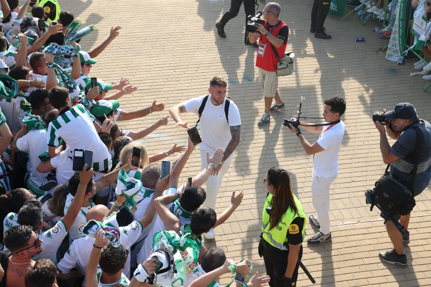 Fotos: el espectacular recibimiento de la afición al Córdoba CF y el ambiente en la Fan Zone