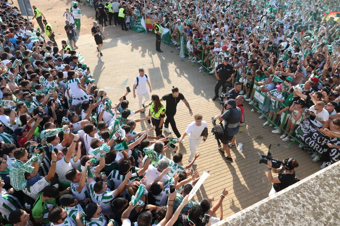 Fotos: el espectacular recibimiento de la afición al Córdoba CF y el ambiente en la Fan Zone