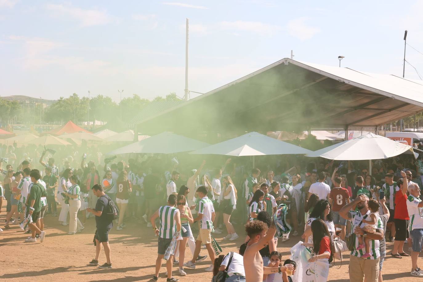 Fotos: el espectacular recibimiento de la afición al Córdoba CF y el ambiente en la Fan Zone