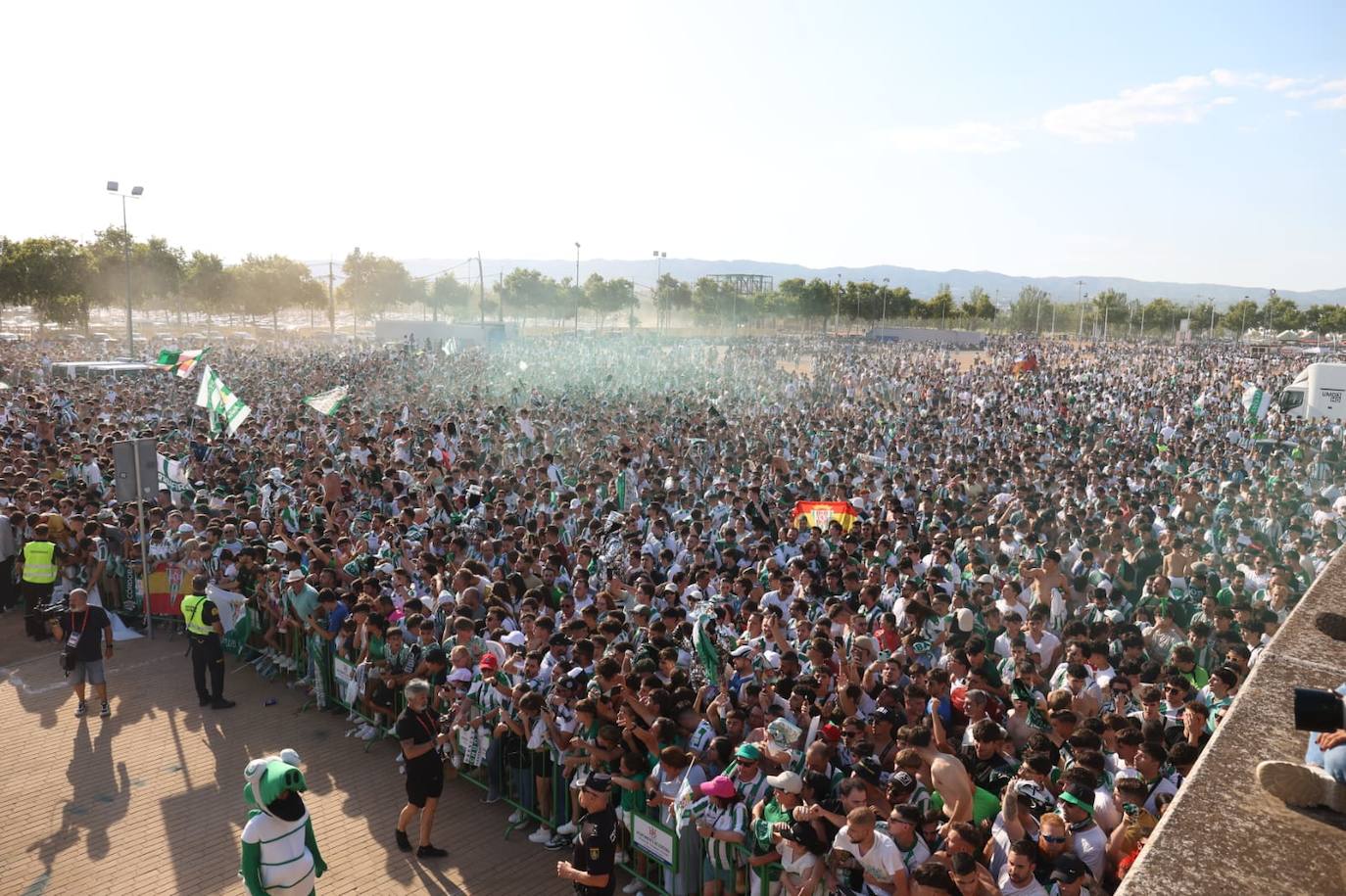 Fotos: el espectacular recibimiento de la afición al Córdoba CF y el ambiente en la Fan Zone