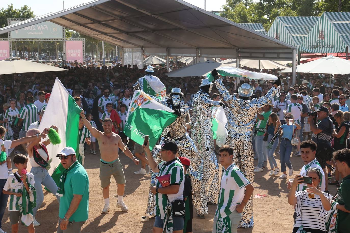 Fotos: el espectacular recibimiento de la afición al Córdoba CF y el ambiente en la Fan Zone