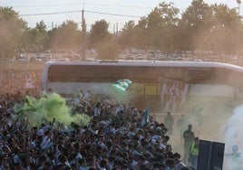 (Vídeo) La afición da el último empujón al Córdoba CF con otro recibimiento masivo en el Arcángel