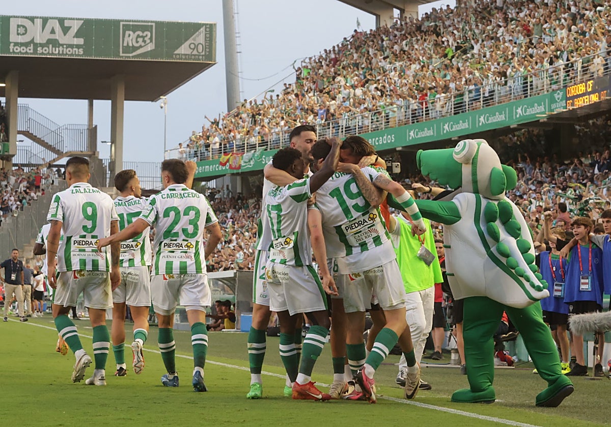 Los jugadores celebran el segundo gol de Alberto Toril en El Arcángel