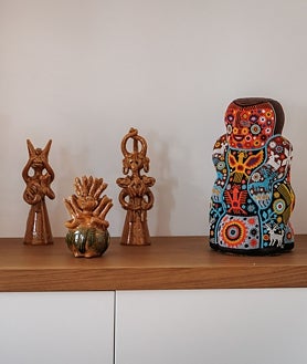 Imagen secundaria 2 - La galerista Patricia Martín Méndez tenía claro el concepto de su vivienda: mucha madera, espacio para el arte y una iluminación específica. 