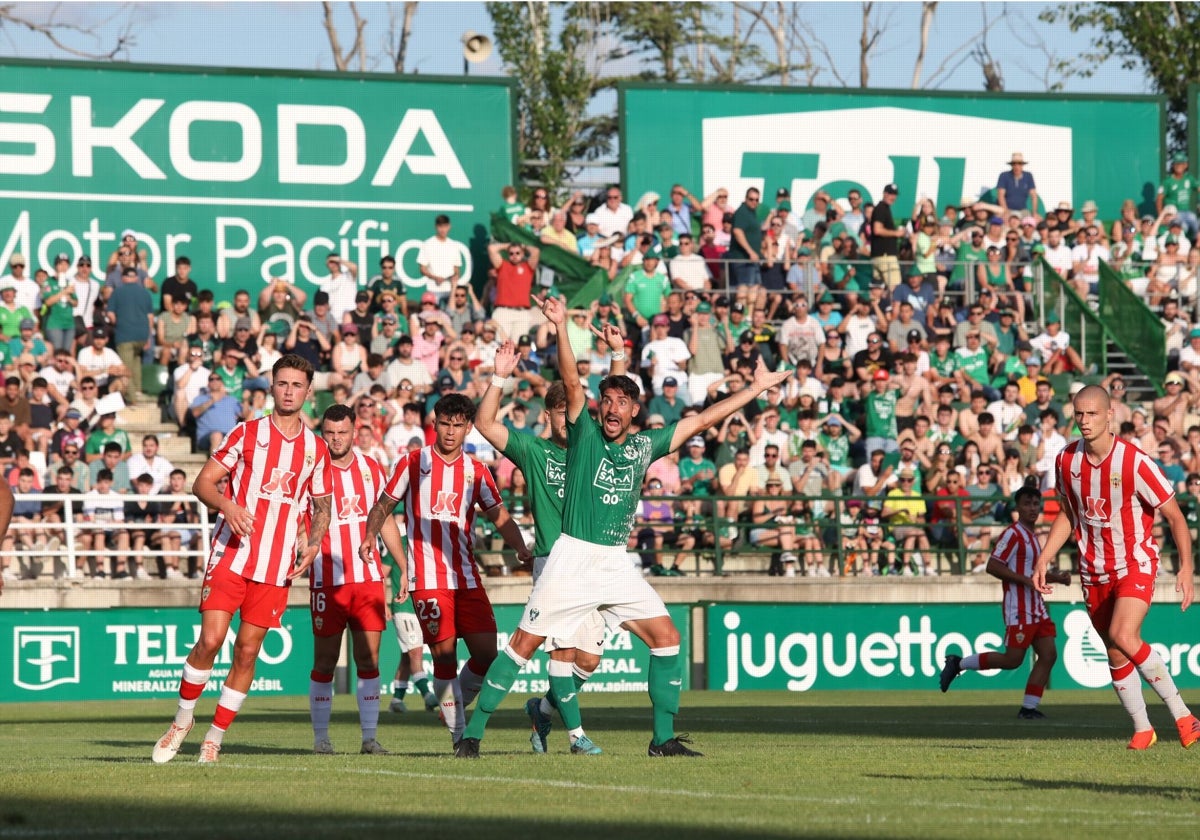 Theo, que la tuvo de cabeza en un córner, protesta en el área del filial de la UD Almería