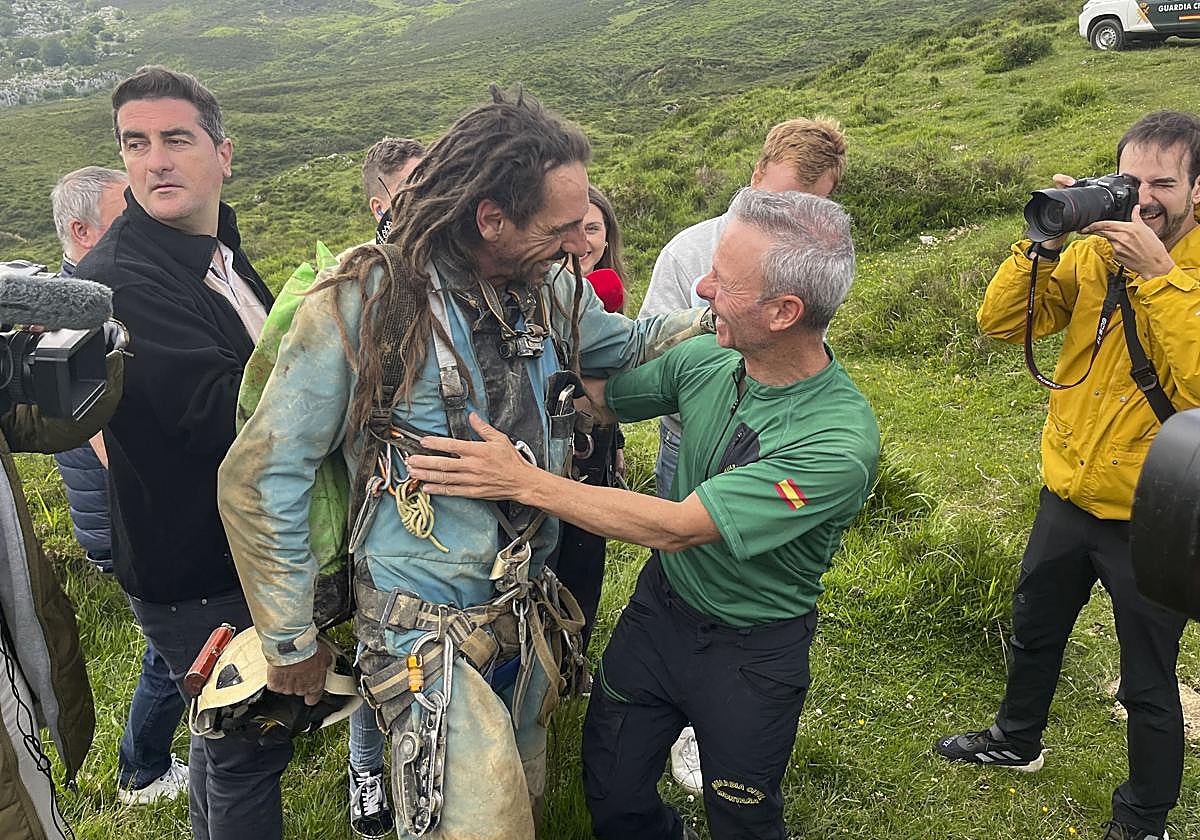 Salida de Alfonso, uno de los espeleólogos rescatados de la cueva Garmaciega.