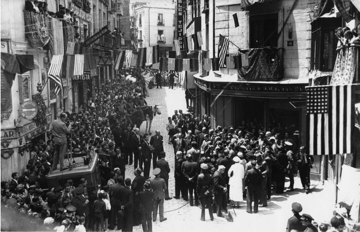 El 2 de junio se oficializaba el cambio de nombre de la calle de Belén por el de 'Toledo de Ohio'. Abajo, todas las autoridades. Sobre un automóvil una cámara de cine, seguramente de una agencia americana, filmando el momento. Foto Rodríguez. Archivo Histórico Provincial de Toledo