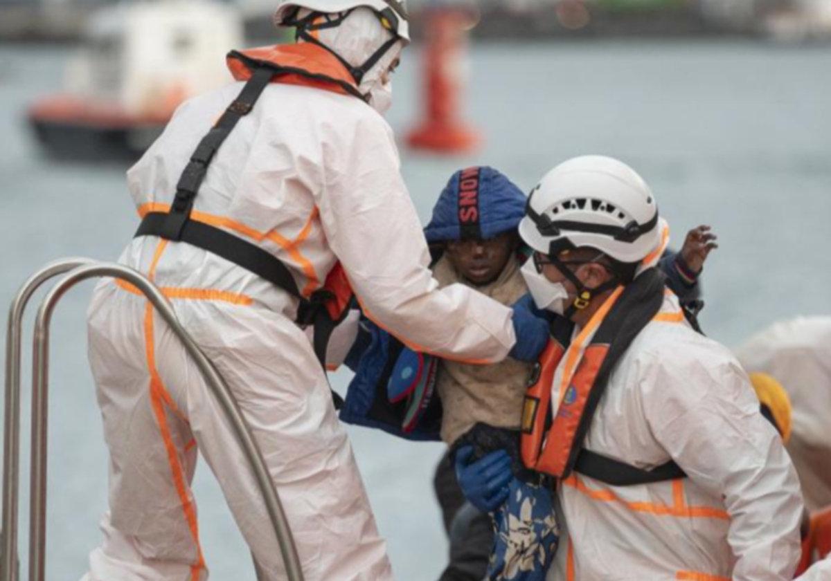 Rescate de un niño en Arrecife, cuando viajaba en una embarcación con 47 personas cerca de Lanzarote