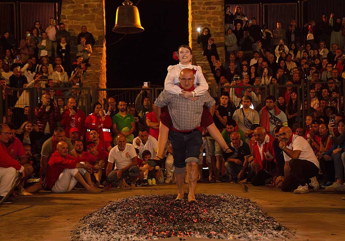 Tradicional Paso del Fuego en San Pedro Manrique