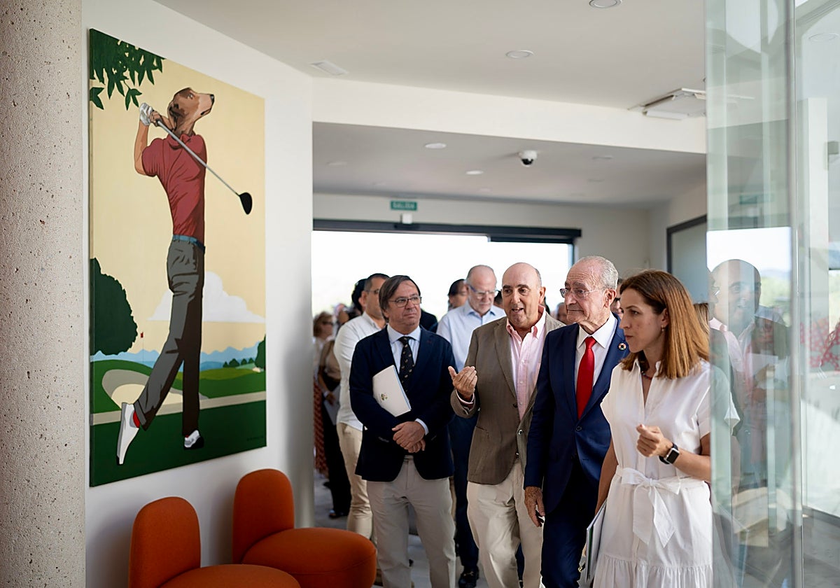 El alcalde Francisco de la Torre durante su visita la cementerio de mascotas