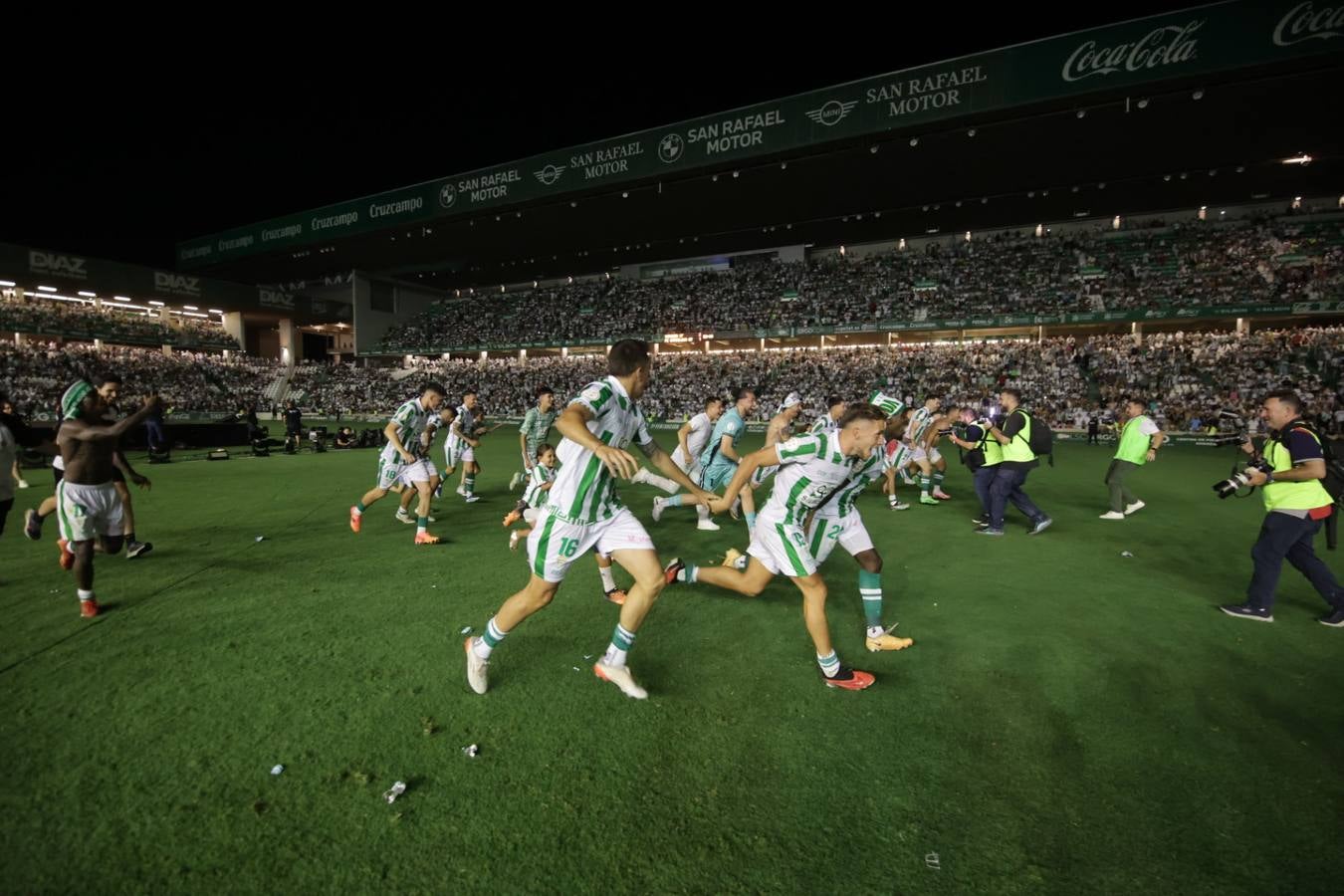 Fotos: la emotiva celebración del ascenso del Córdoba CF en El Arcángel