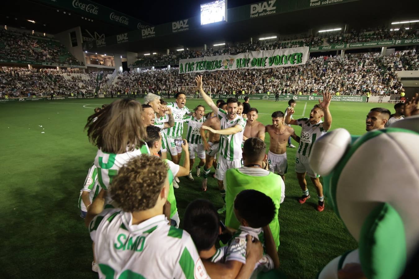Fotos: la emotiva celebración del ascenso del Córdoba CF en El Arcángel