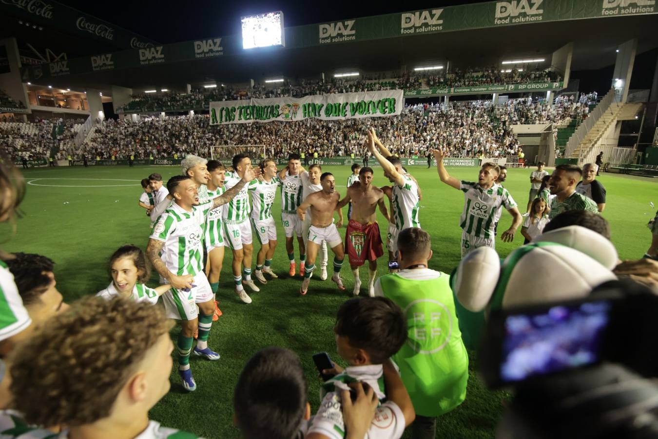 Fotos: la emotiva celebración del ascenso del Córdoba CF en El Arcángel