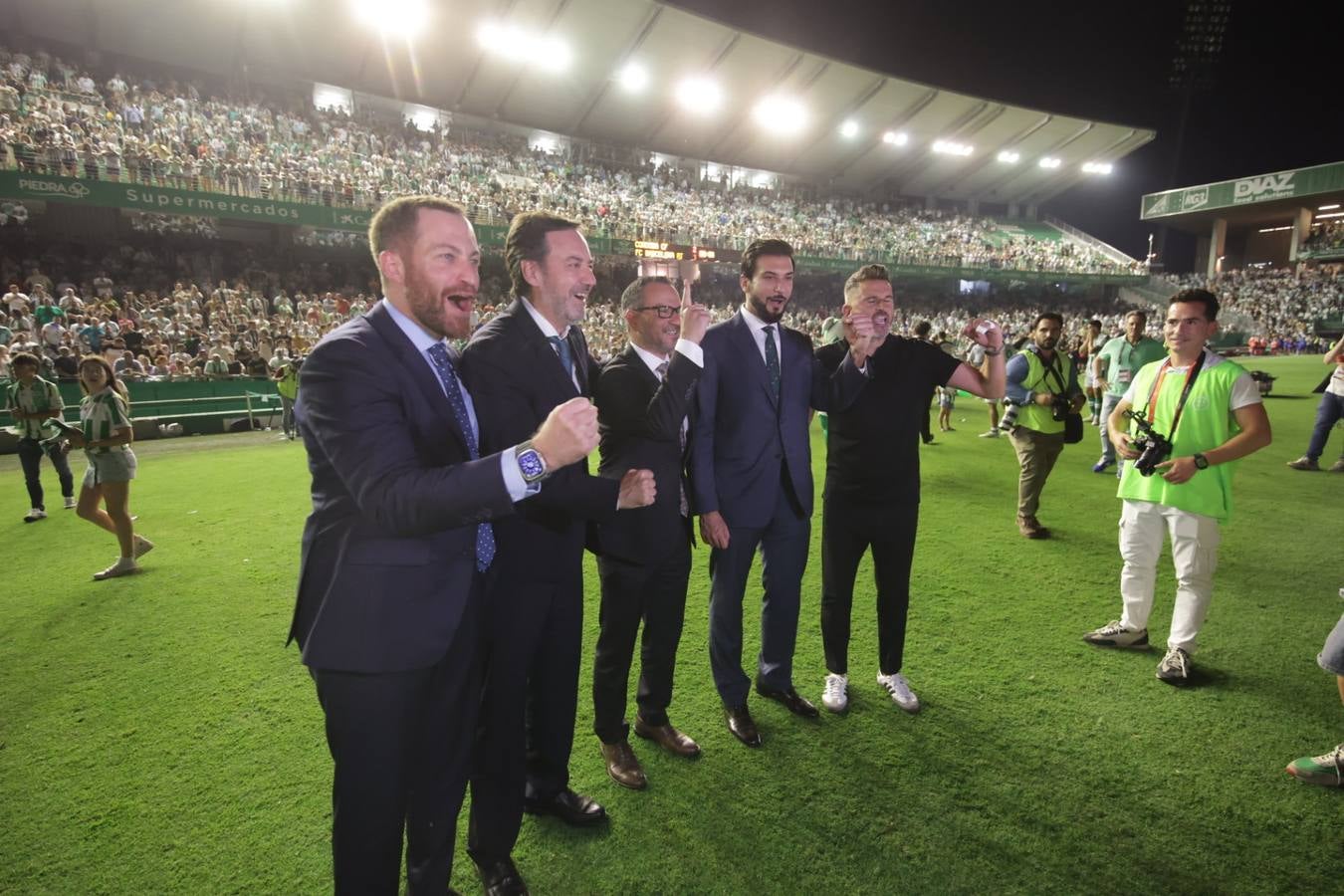 Fotos: la emotiva celebración del ascenso del Córdoba CF en El Arcángel