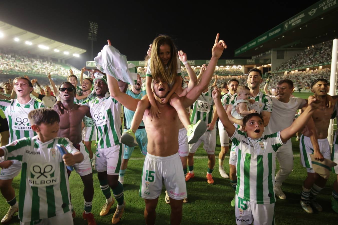 Fotos: la emotiva celebración del ascenso del Córdoba CF en El Arcángel