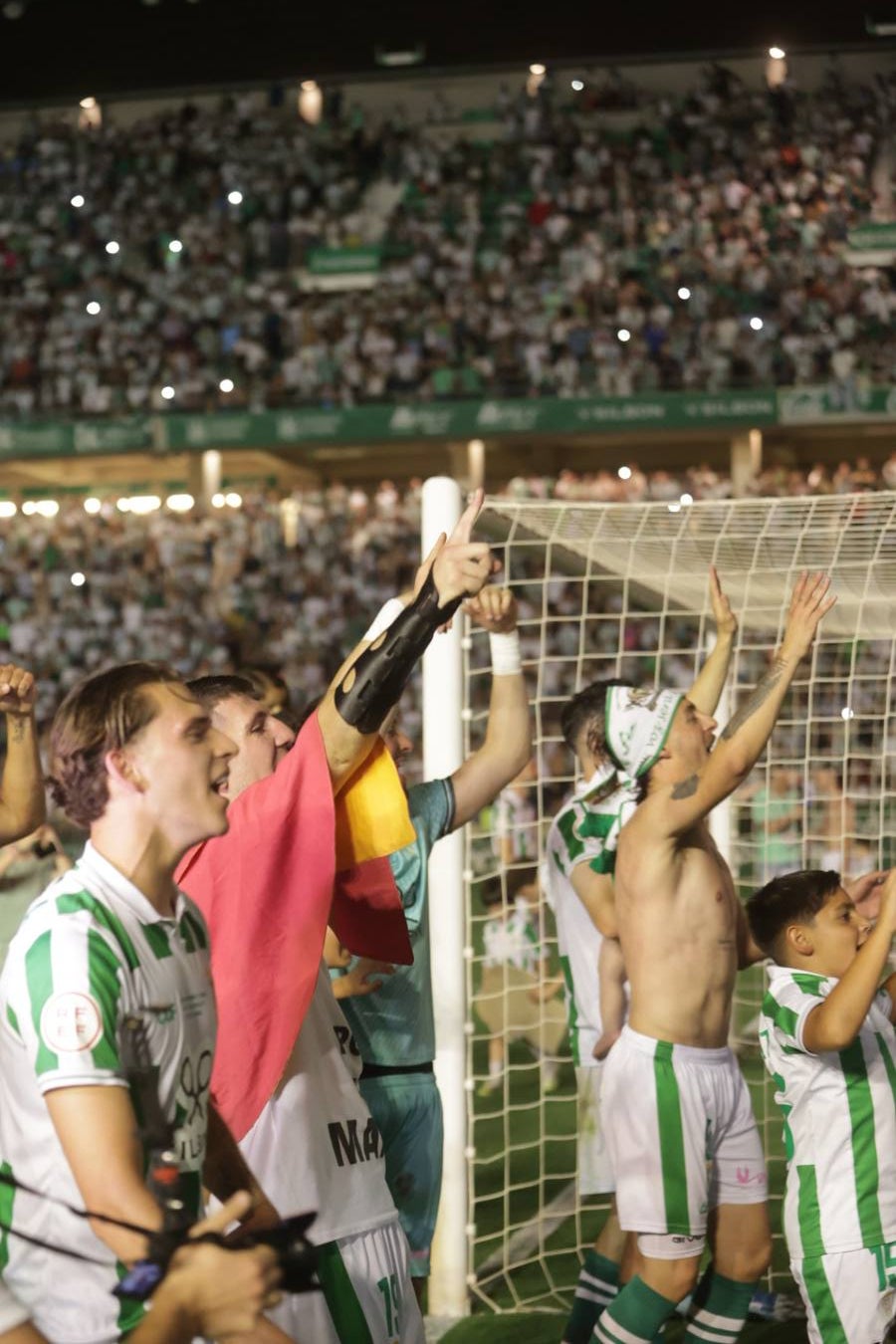 Fotos: la emotiva celebración del ascenso del Córdoba CF en El Arcángel