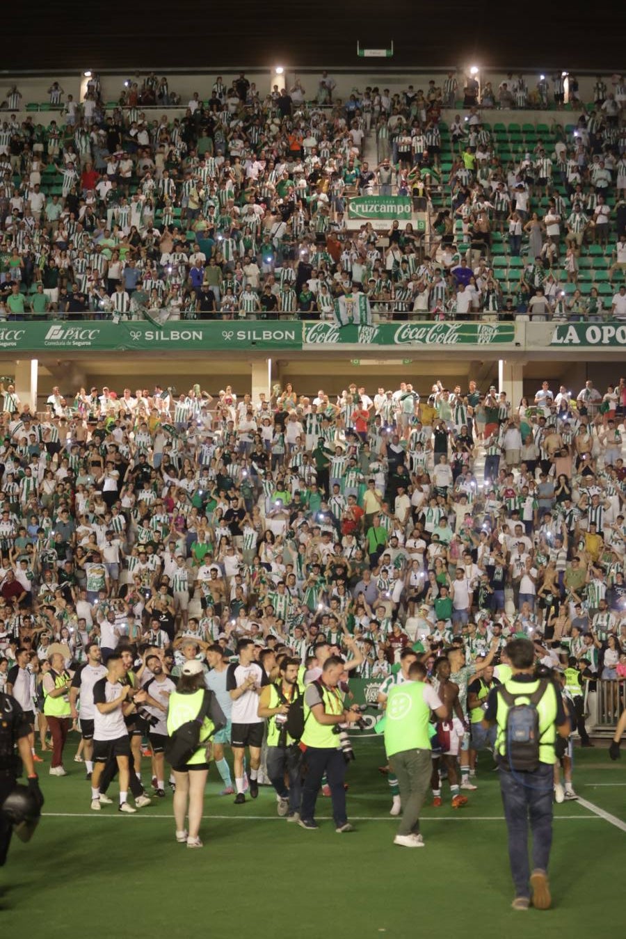 Fotos: la emotiva celebración del ascenso del Córdoba CF en El Arcángel