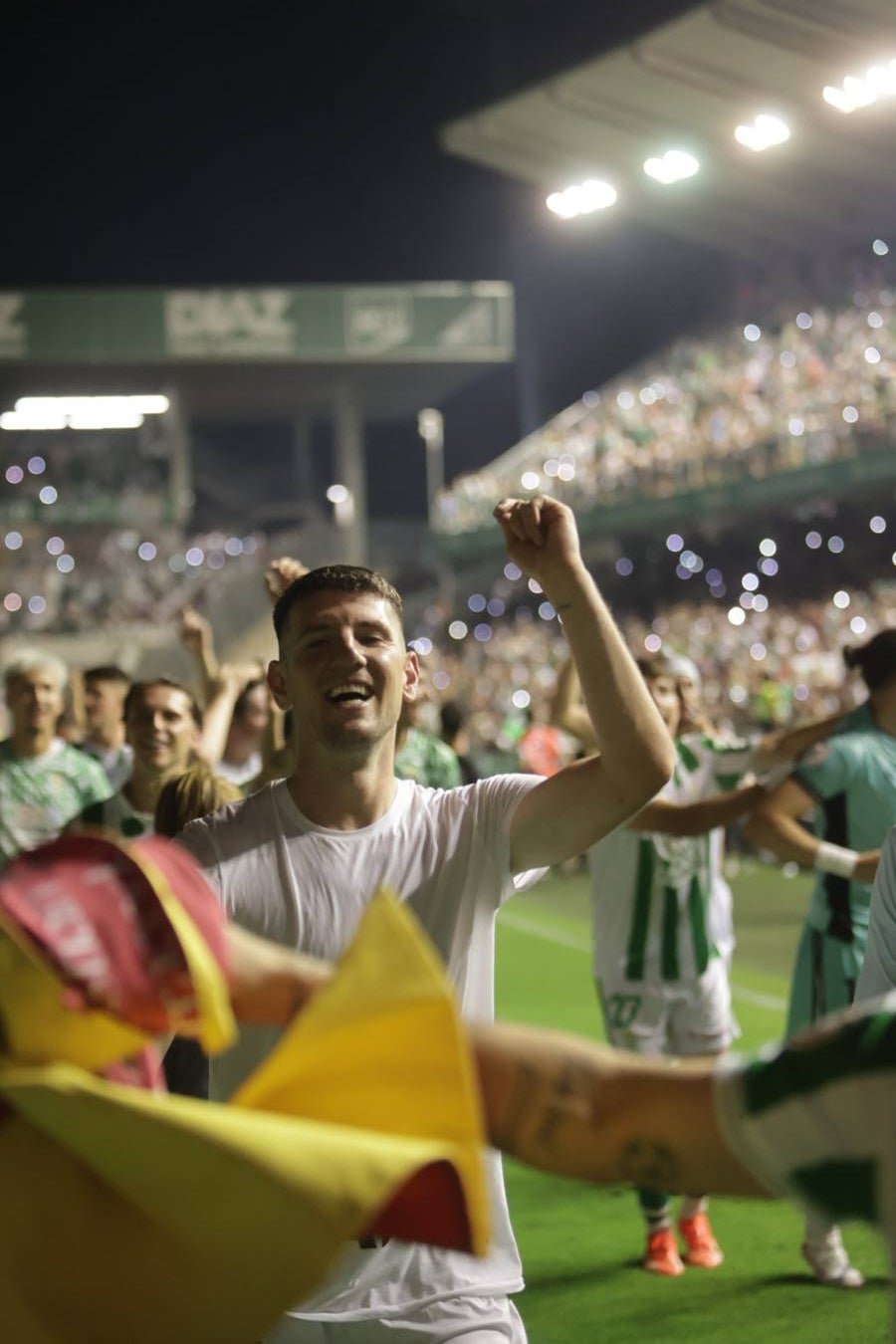 Fotos: la emotiva celebración del ascenso del Córdoba CF en El Arcángel