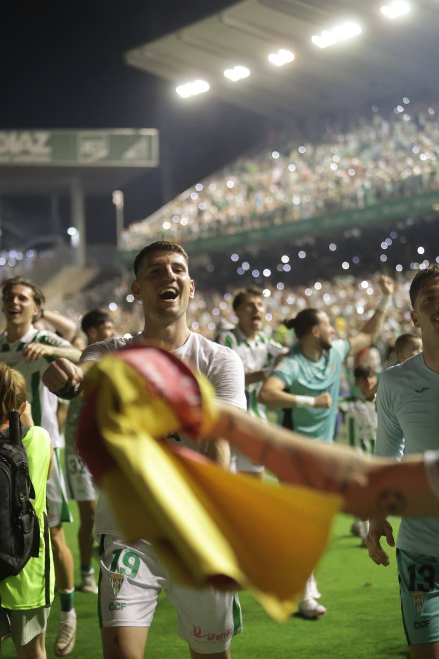 Fotos: la emotiva celebración del ascenso del Córdoba CF en El Arcángel