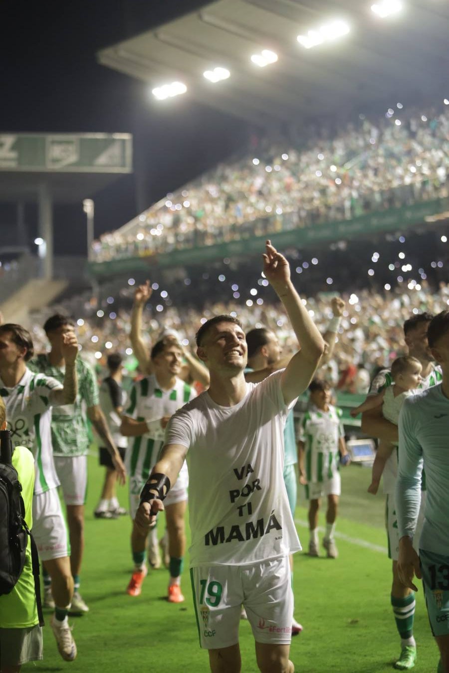 Fotos: la emotiva celebración del ascenso del Córdoba CF en El Arcángel