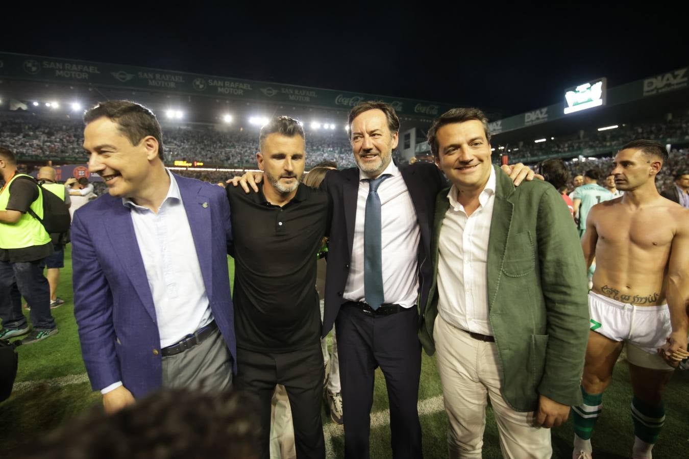 Fotos: la emotiva celebración del ascenso del Córdoba CF en El Arcángel