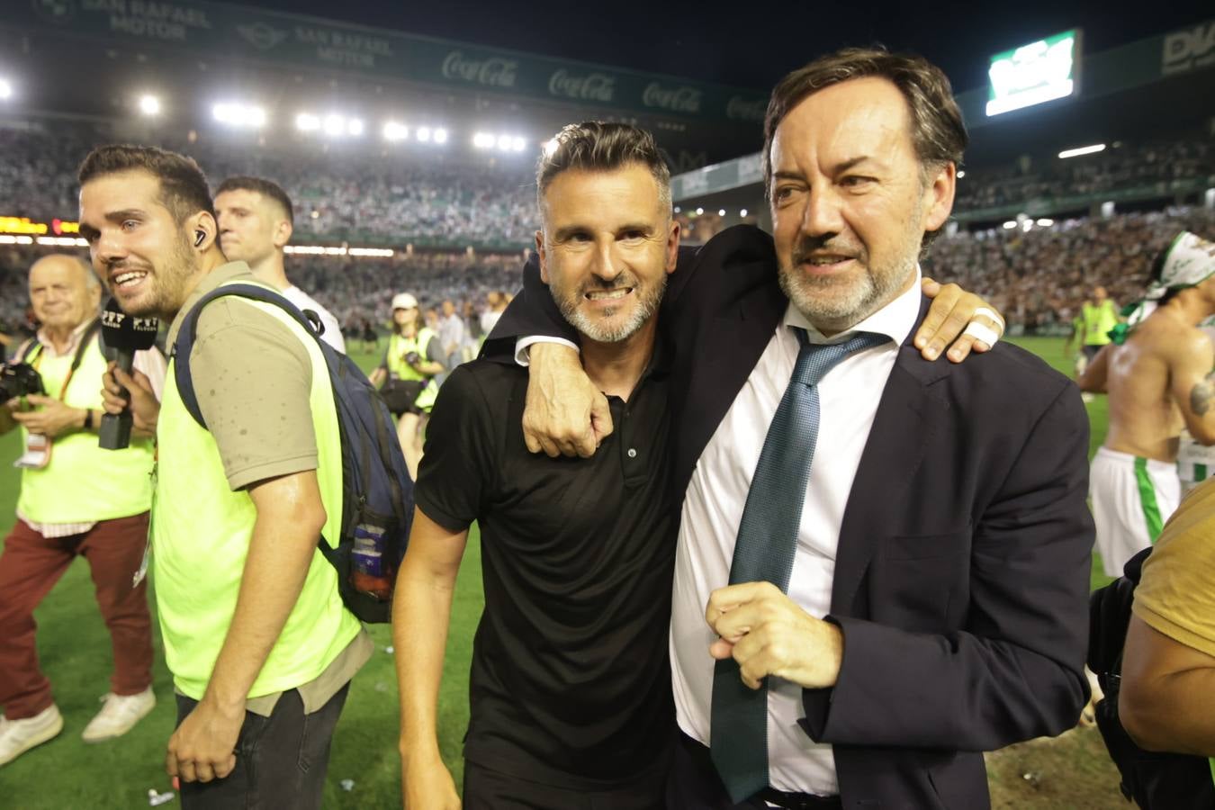 Fotos: la emotiva celebración del ascenso del Córdoba CF en El Arcángel