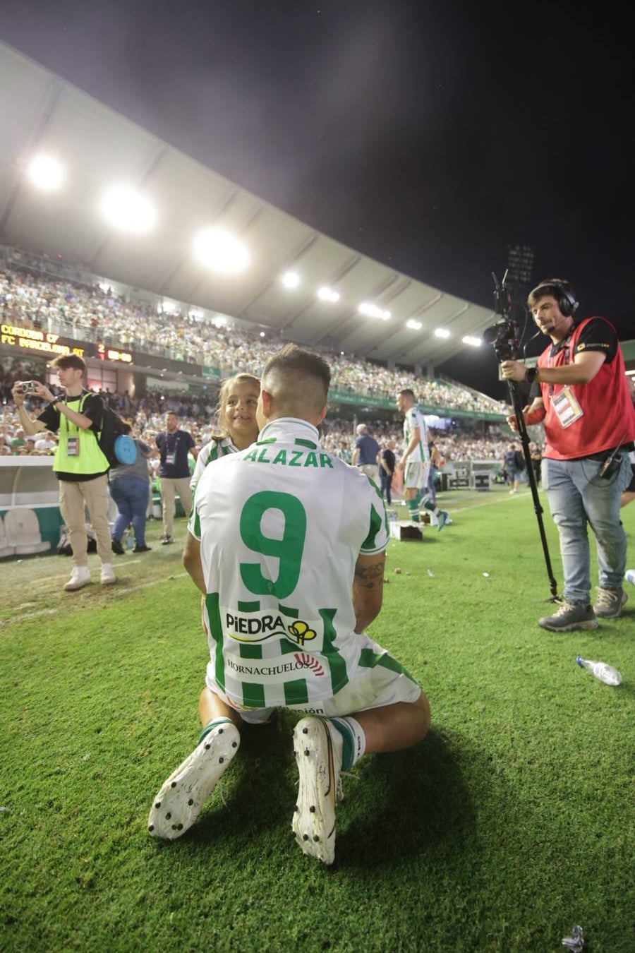 Fotos: la emotiva celebración del ascenso del Córdoba CF en El Arcángel
