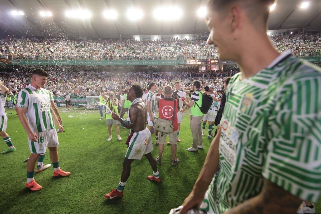 Fotos: la emotiva celebración del ascenso del Córdoba CF en El Arcángel