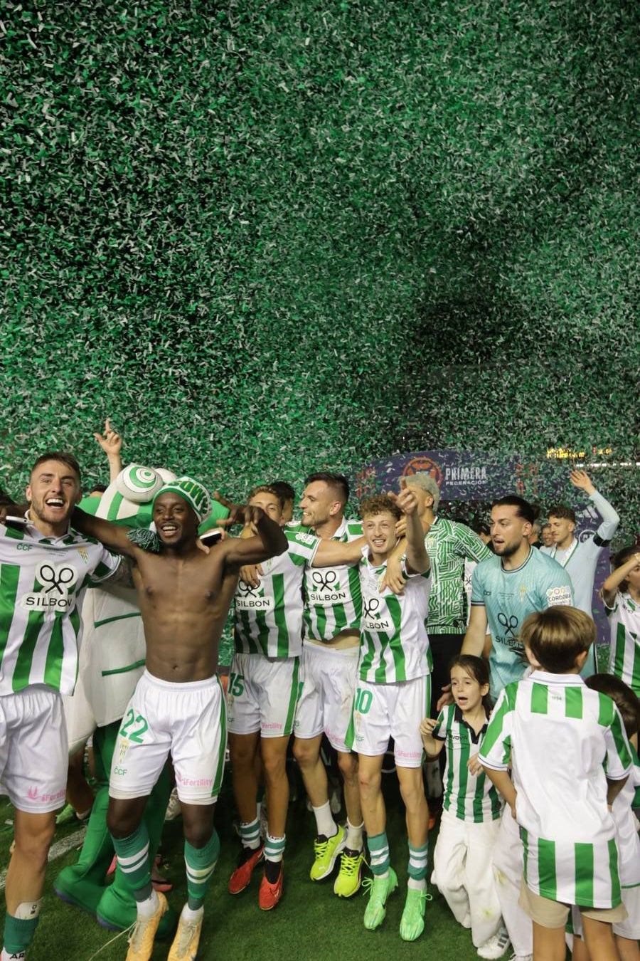 Fotos: la emotiva celebración del ascenso del Córdoba CF en El Arcángel