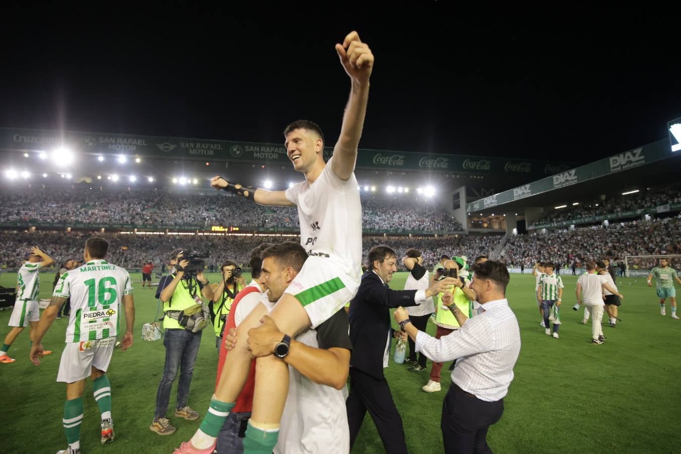 Fotos: la emotiva celebración del ascenso del Córdoba CF en El Arcángel