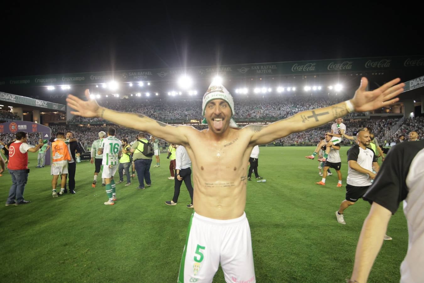 Fotos: la emotiva celebración del ascenso del Córdoba CF en El Arcángel