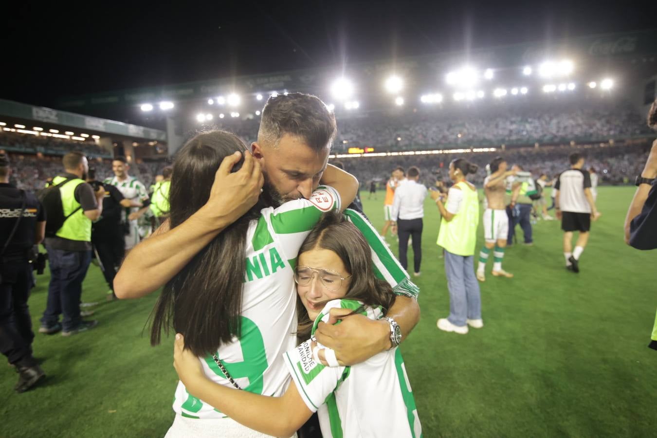 Fotos: la emotiva celebración del ascenso del Córdoba CF en El Arcángel