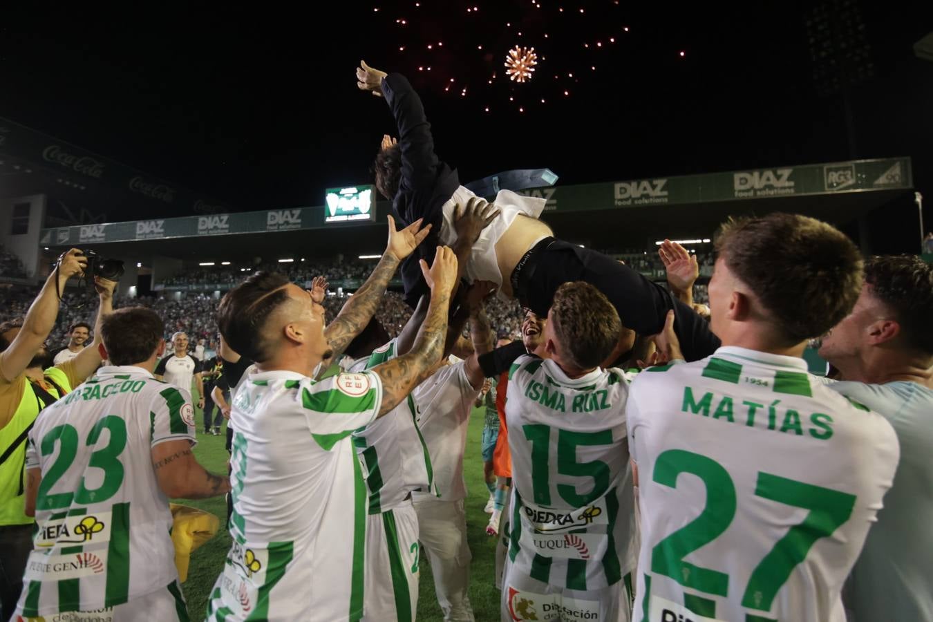 Fotos: la emotiva celebración del ascenso del Córdoba CF en El Arcángel