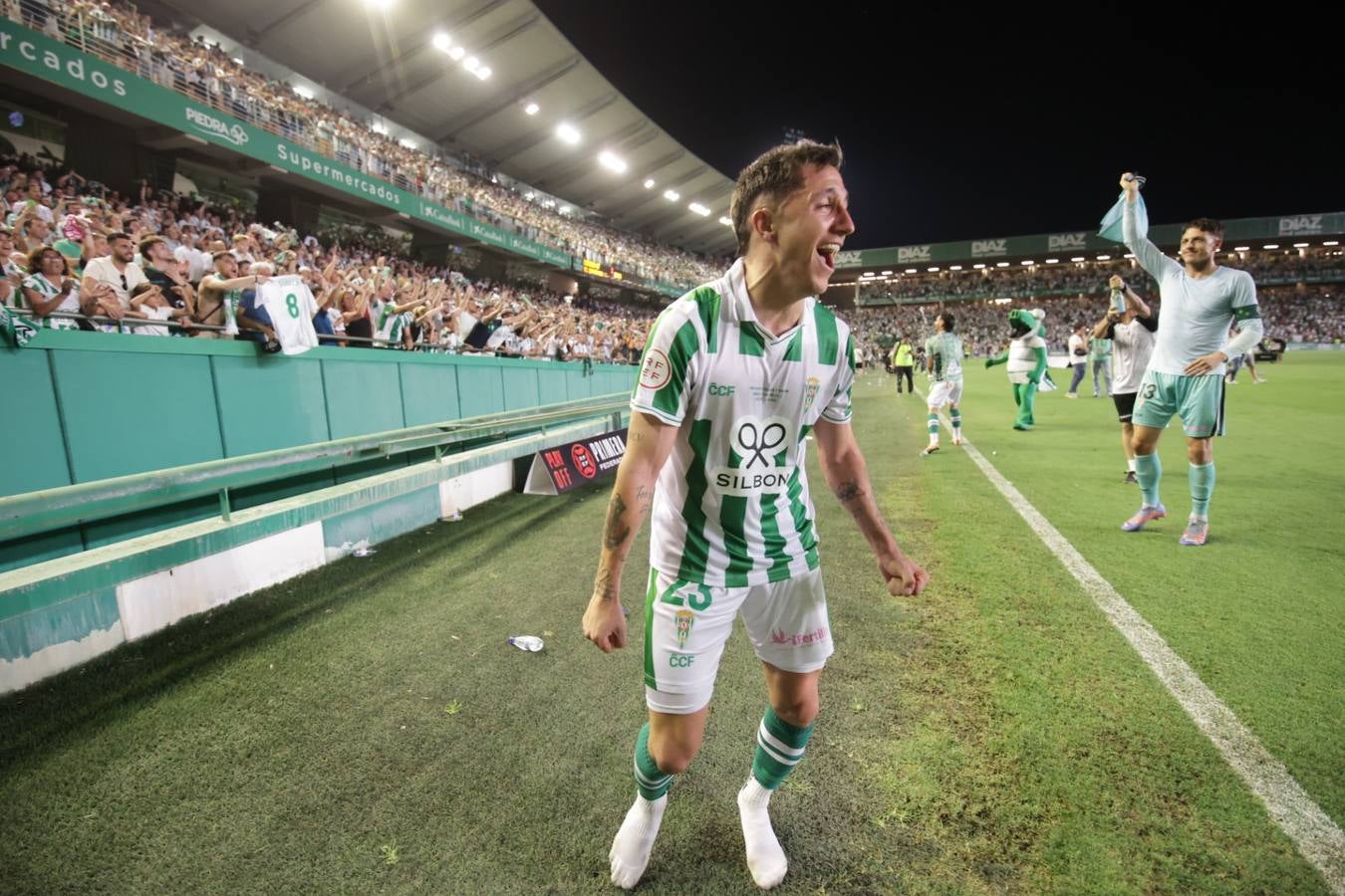 Fotos: la emotiva celebración del ascenso del Córdoba CF en El Arcángel