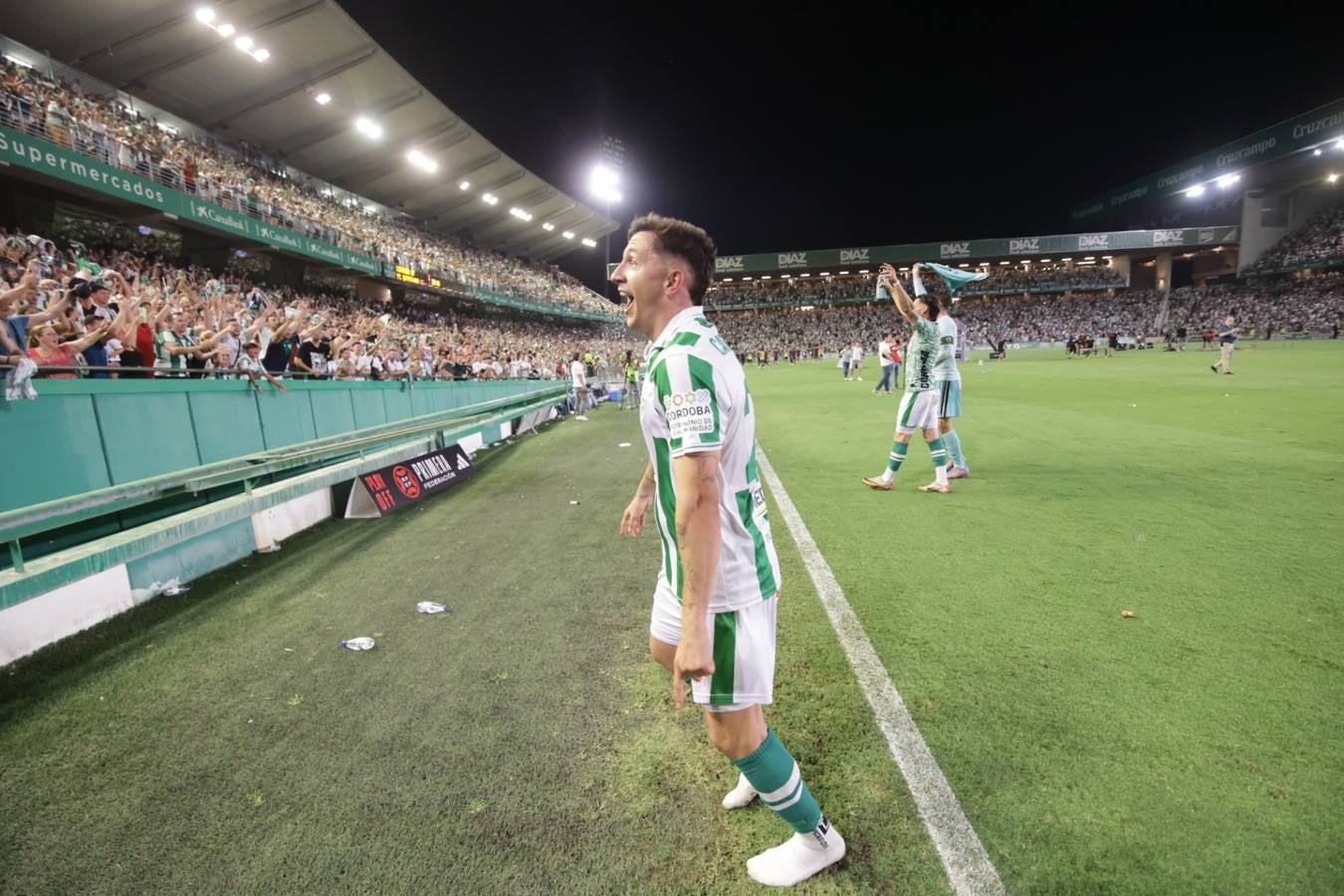 Fotos: la emotiva celebración del ascenso del Córdoba CF en El Arcángel