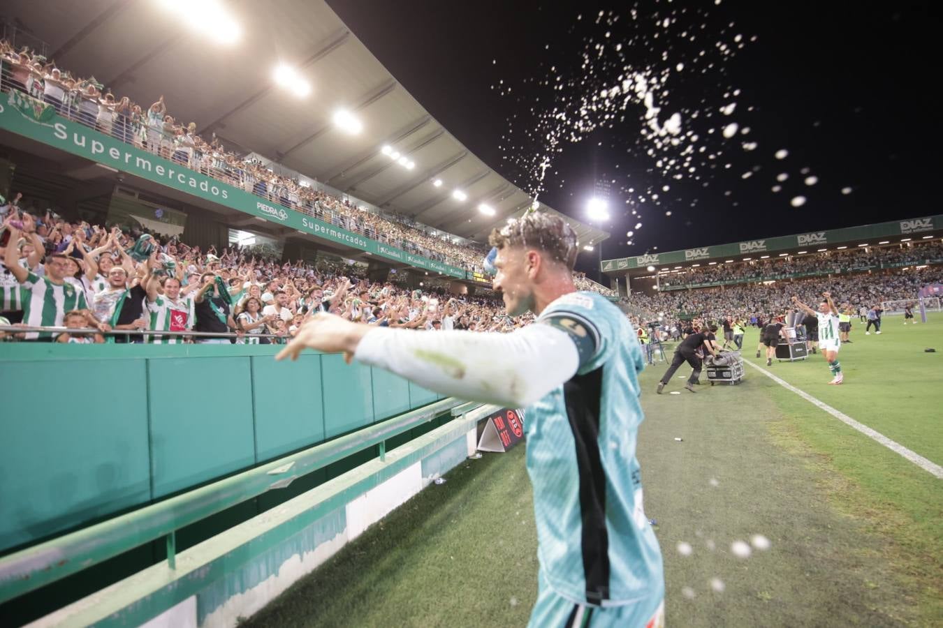 Fotos: la emotiva celebración del ascenso del Córdoba CF en El Arcángel