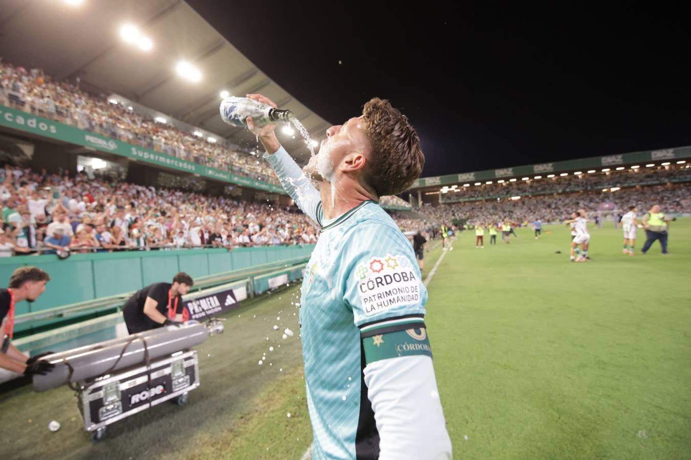 Fotos: la emotiva celebración del ascenso del Córdoba CF en El Arcángel