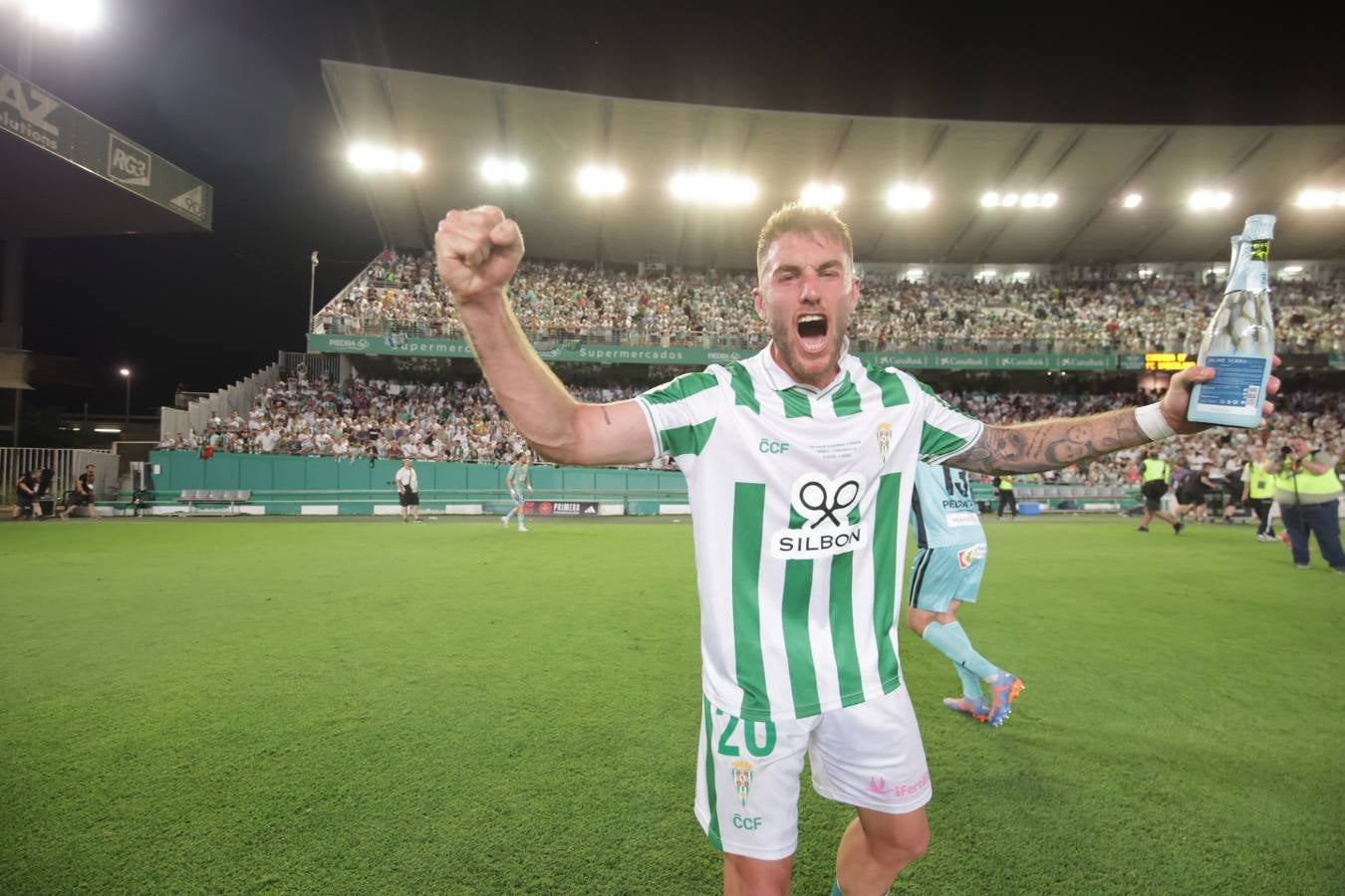 Fotos: la emotiva celebración del ascenso del Córdoba CF en El Arcángel