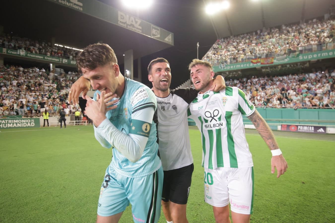 Fotos: la emotiva celebración del ascenso del Córdoba CF en El Arcángel