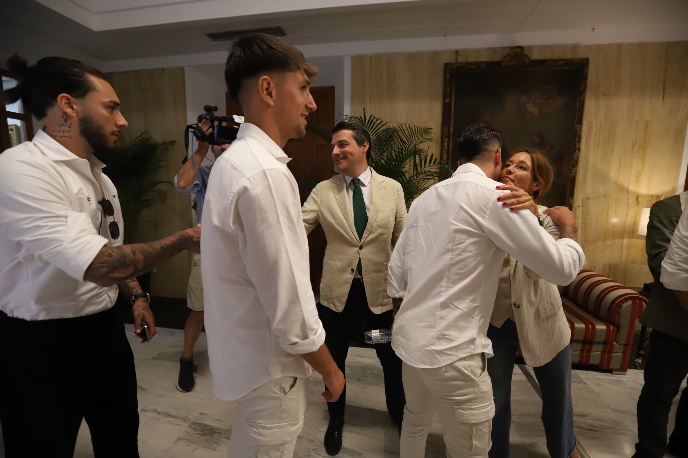 La celebración del ascenso del Córdoba en imágenes: visita a San Rafael y el Ayuntamiento