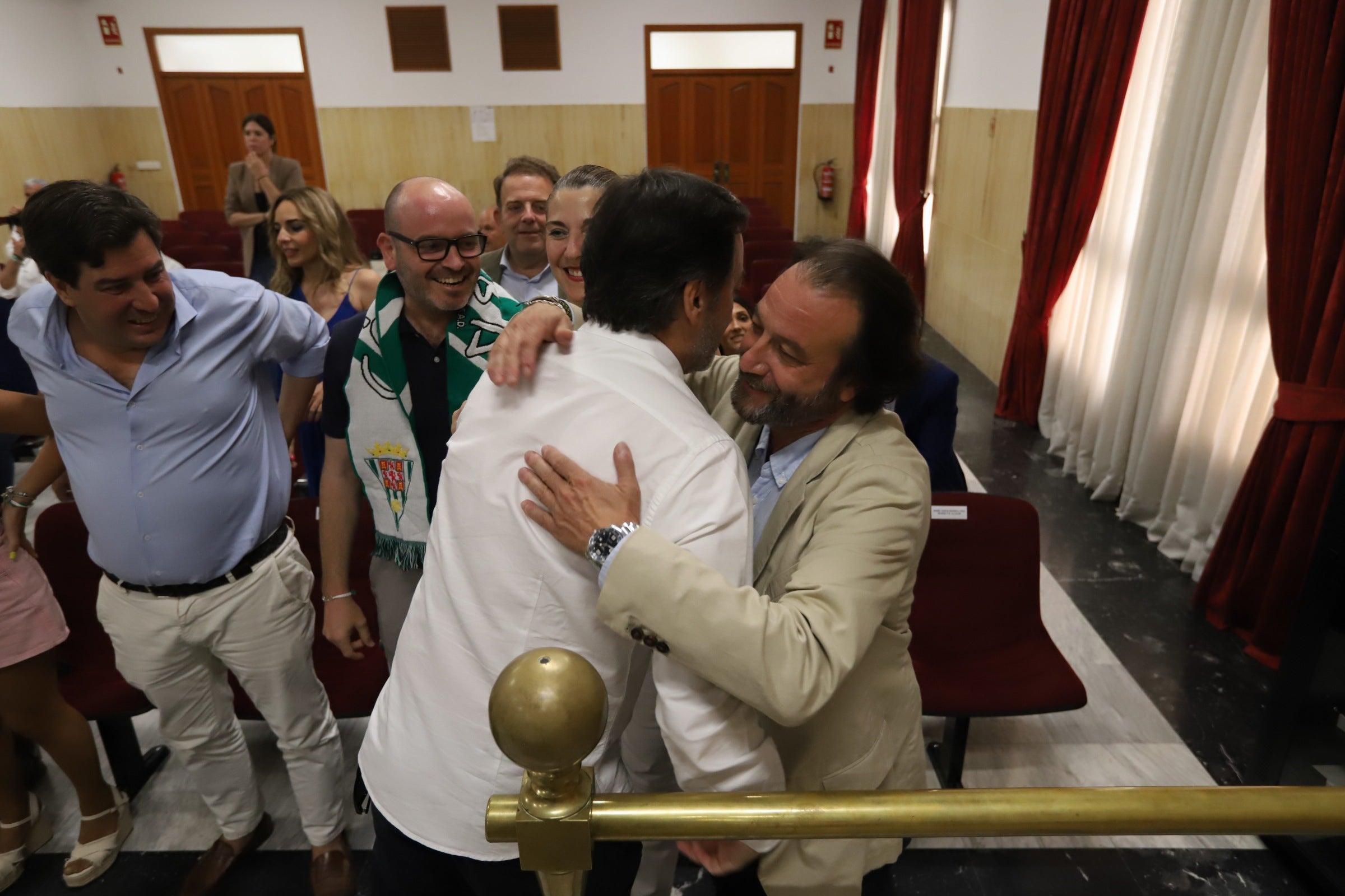 La celebración del ascenso del Córdoba en imágenes: visita a San Rafael y el Ayuntamiento