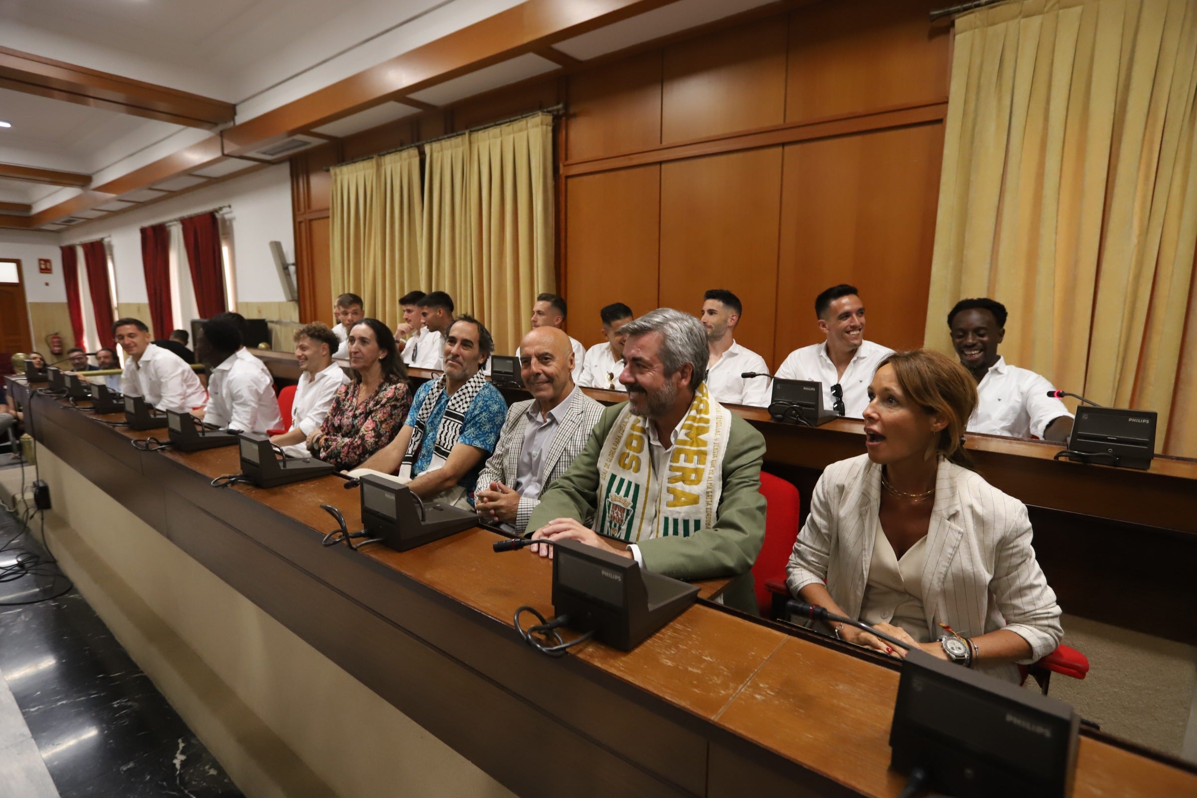 La celebración del ascenso del Córdoba en imágenes: visita a San Rafael y el Ayuntamiento